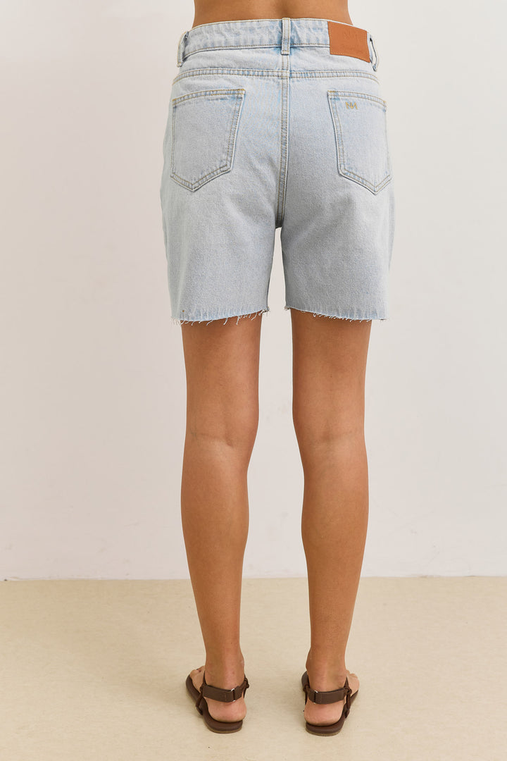 מכנסי ג'ינס קצרים גאיה בסיומת גזורה | ג'ינס בהיר