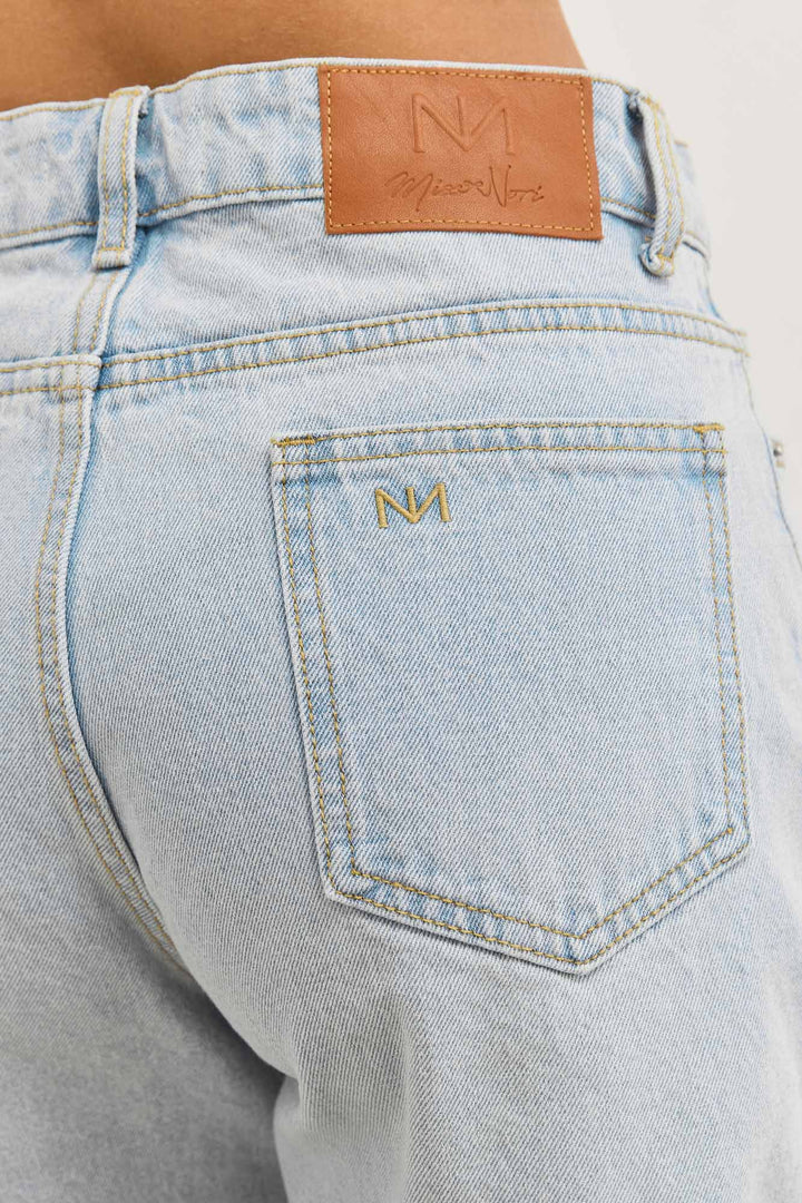 מכנסי ג'ינס קצרים גאיה בסיומת גזורה | ג'ינס בהיר