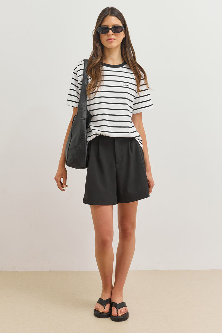 מכנסיים קצרים קרול גזרה מחויטת | שחור