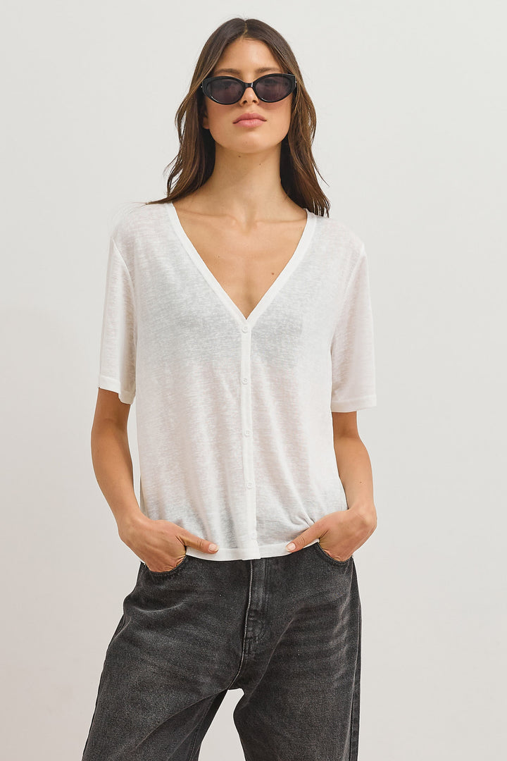 חולצת כפתורים בילי מחשוף וי | לבן