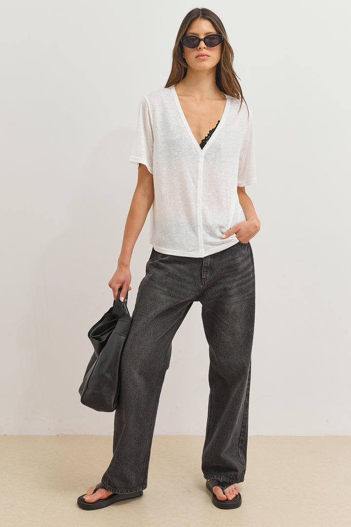 חולצת כפתורים בילי מחשוף וי | לבן