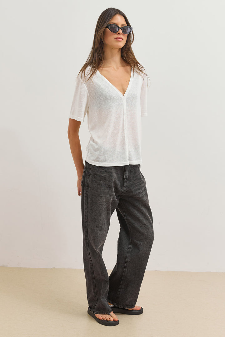 חולצת כפתורים בילי מחשוף וי | לבן