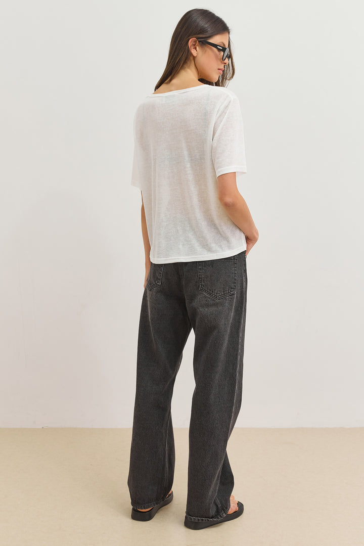 חולצת כפתורים בילי מחשוף וי | לבן