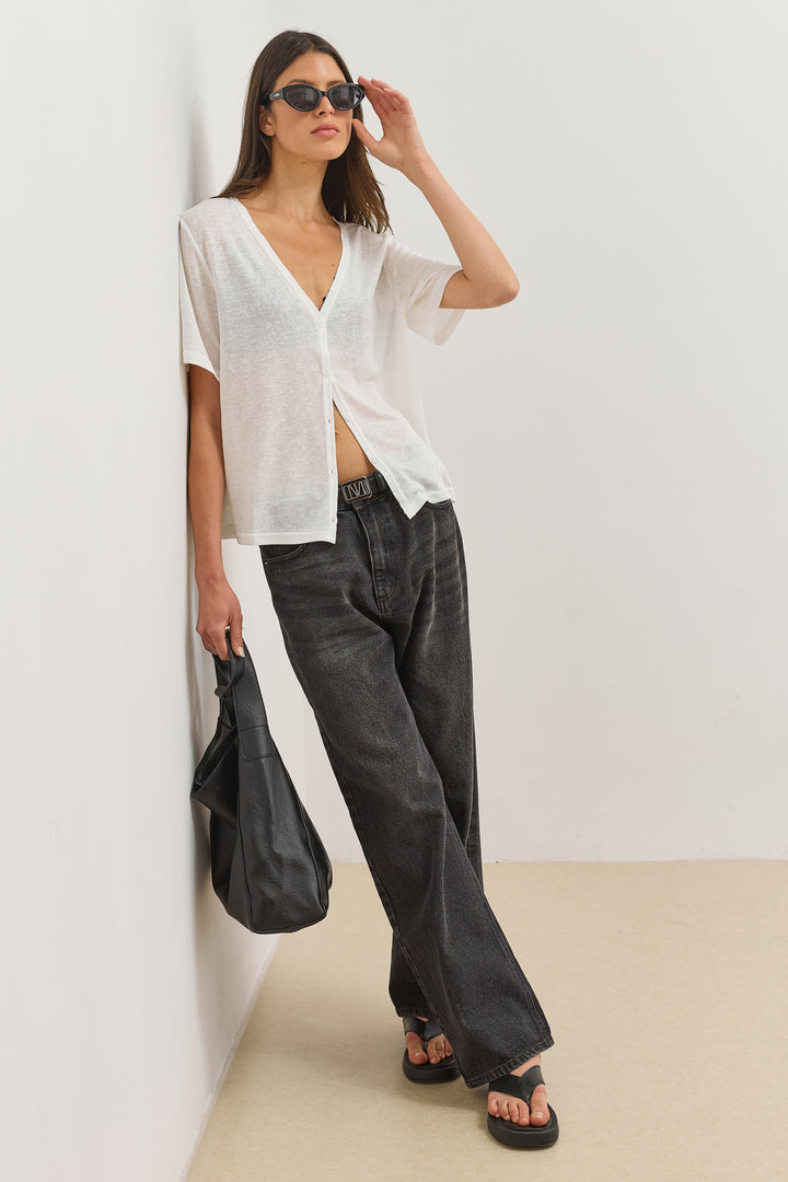 חולצת כפתורים בילי מחשוף וי | לבן