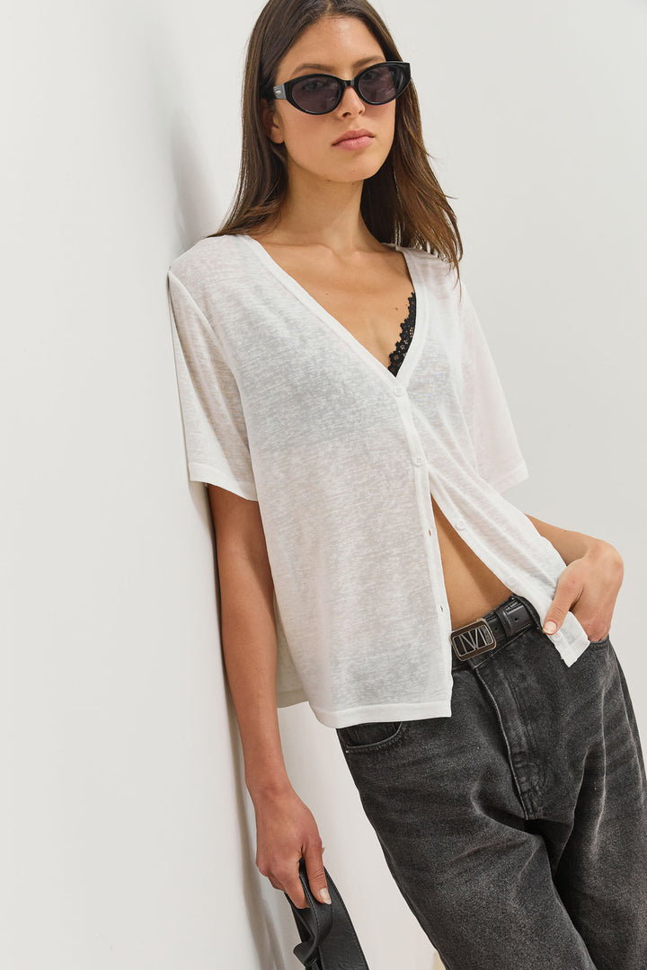 חולצת כפתורים בילי מחשוף וי | לבן