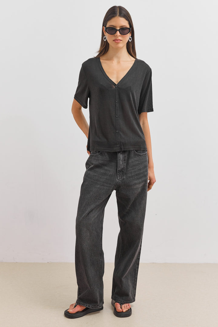 חולצת כפתורים בילי מחשוף וי | שחור