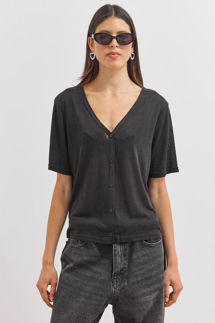 חולצת כפתורים בילי מחשוף וי | שחור