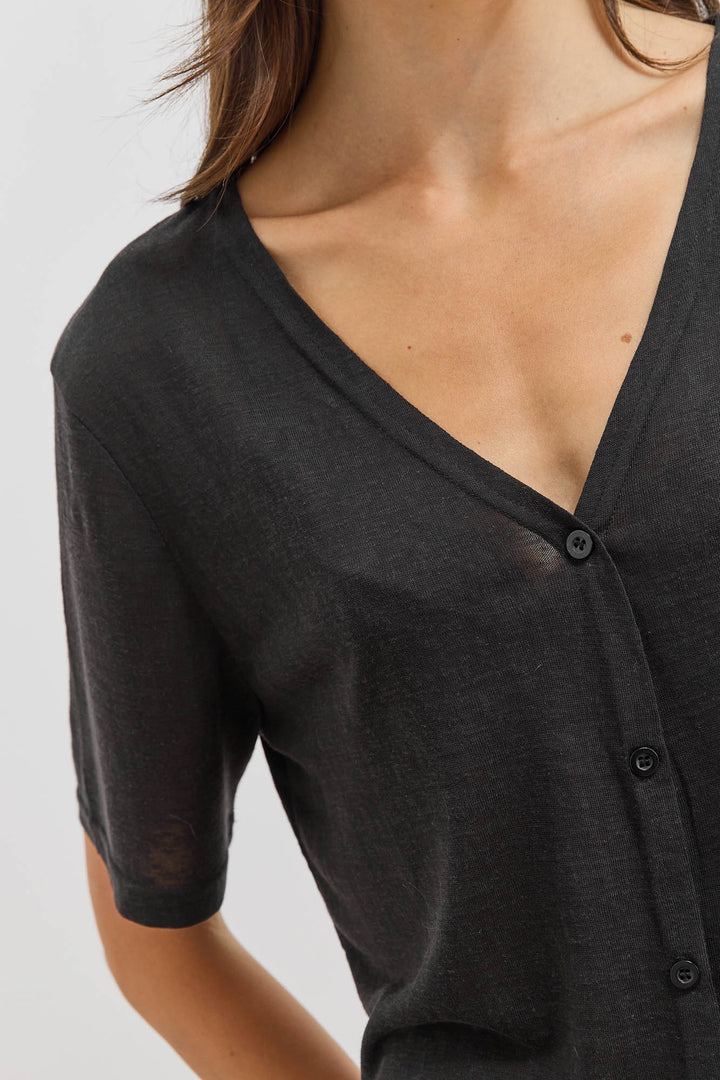 חולצת כפתורים בילי מחשוף וי | שחור
