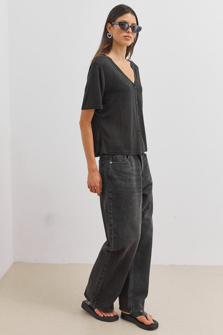 חולצת כפתורים בילי מחשוף וי | שחור