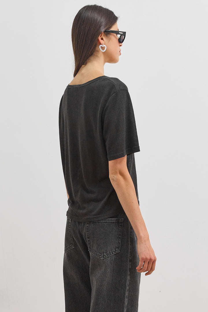 חולצת כפתורים בילי מחשוף וי | שחור