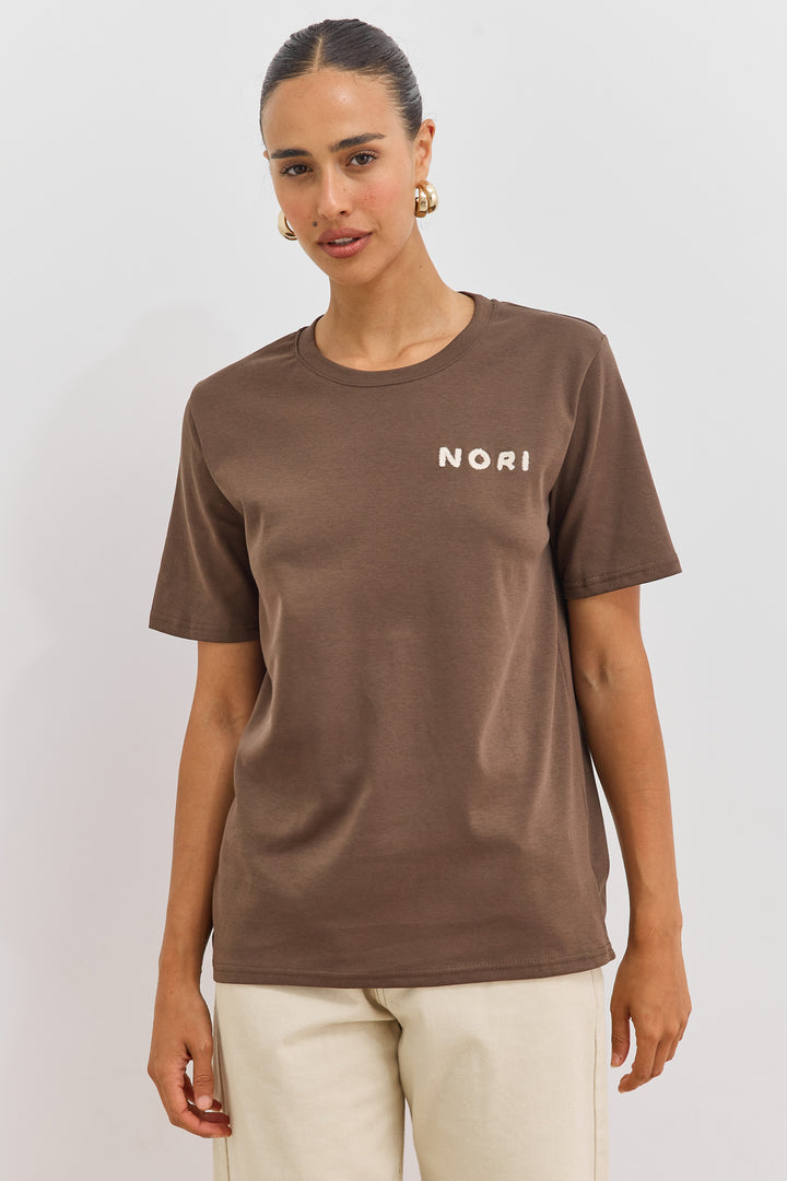 טי שירט לייני עם רקמה | חום