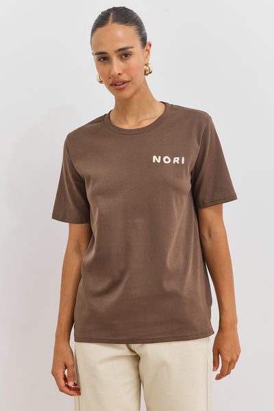 טי שירט לייני עם רקמה | חום