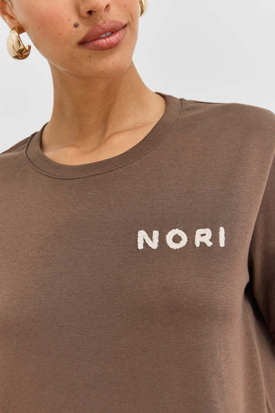 טי שירט לייני עם רקמה | חום