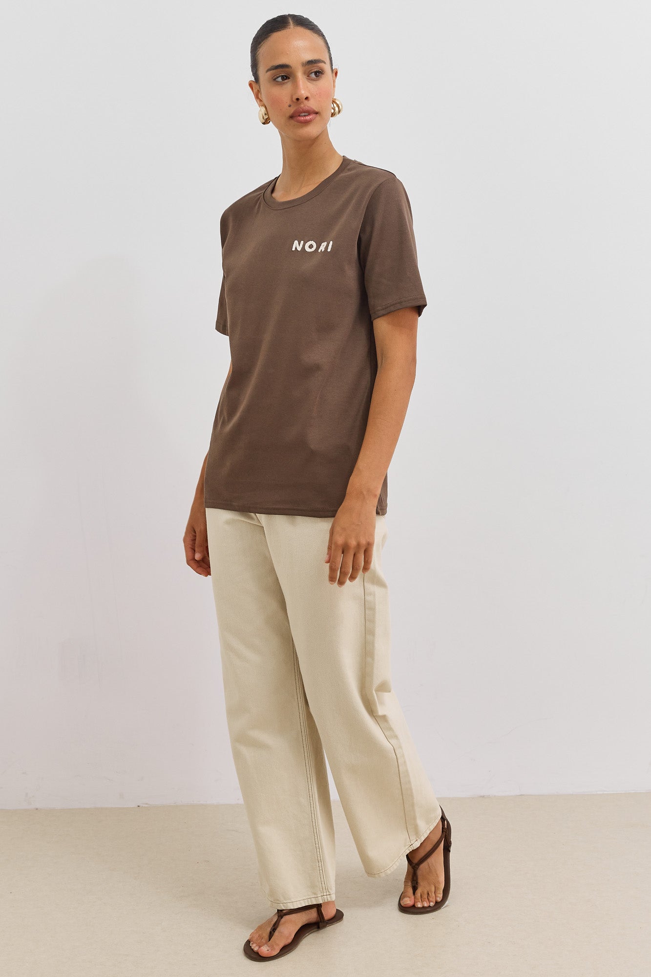 טי שירט לייני עם רקמה | חום