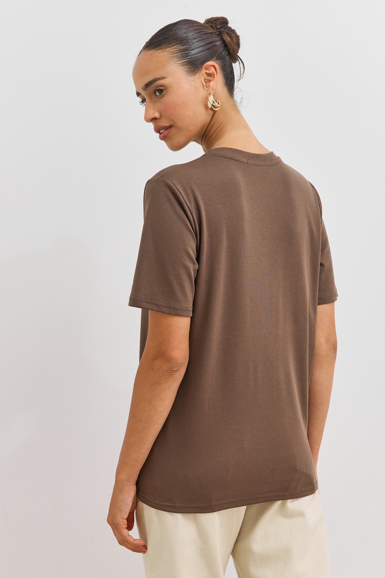 טי שירט לייני עם רקמה | חום