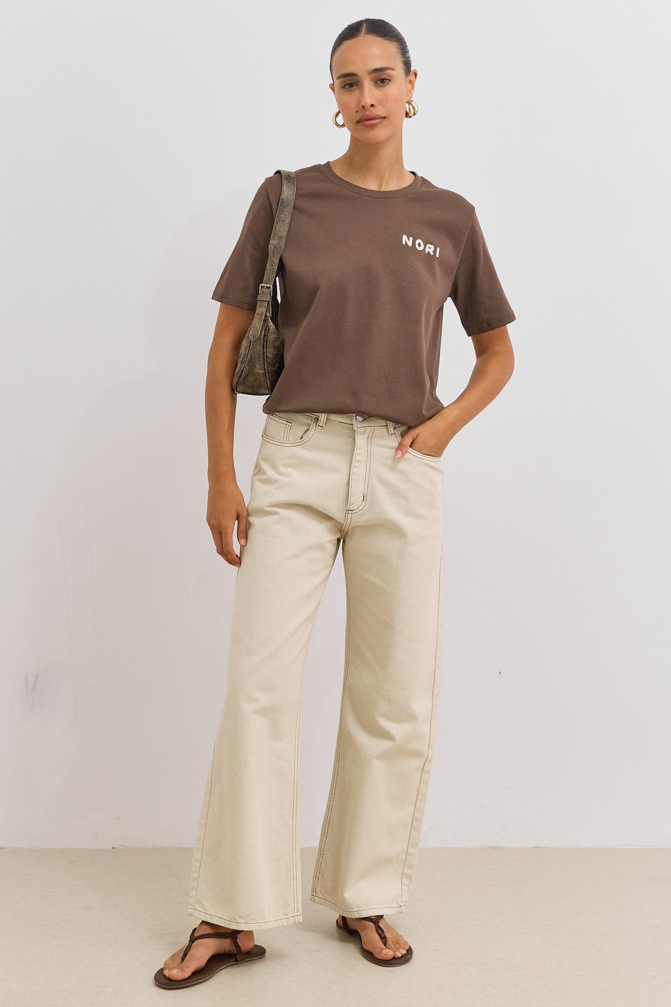 טי שירט לייני עם רקמה | חום