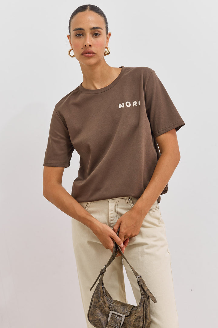 טי שירט לייני עם רקמה | חום