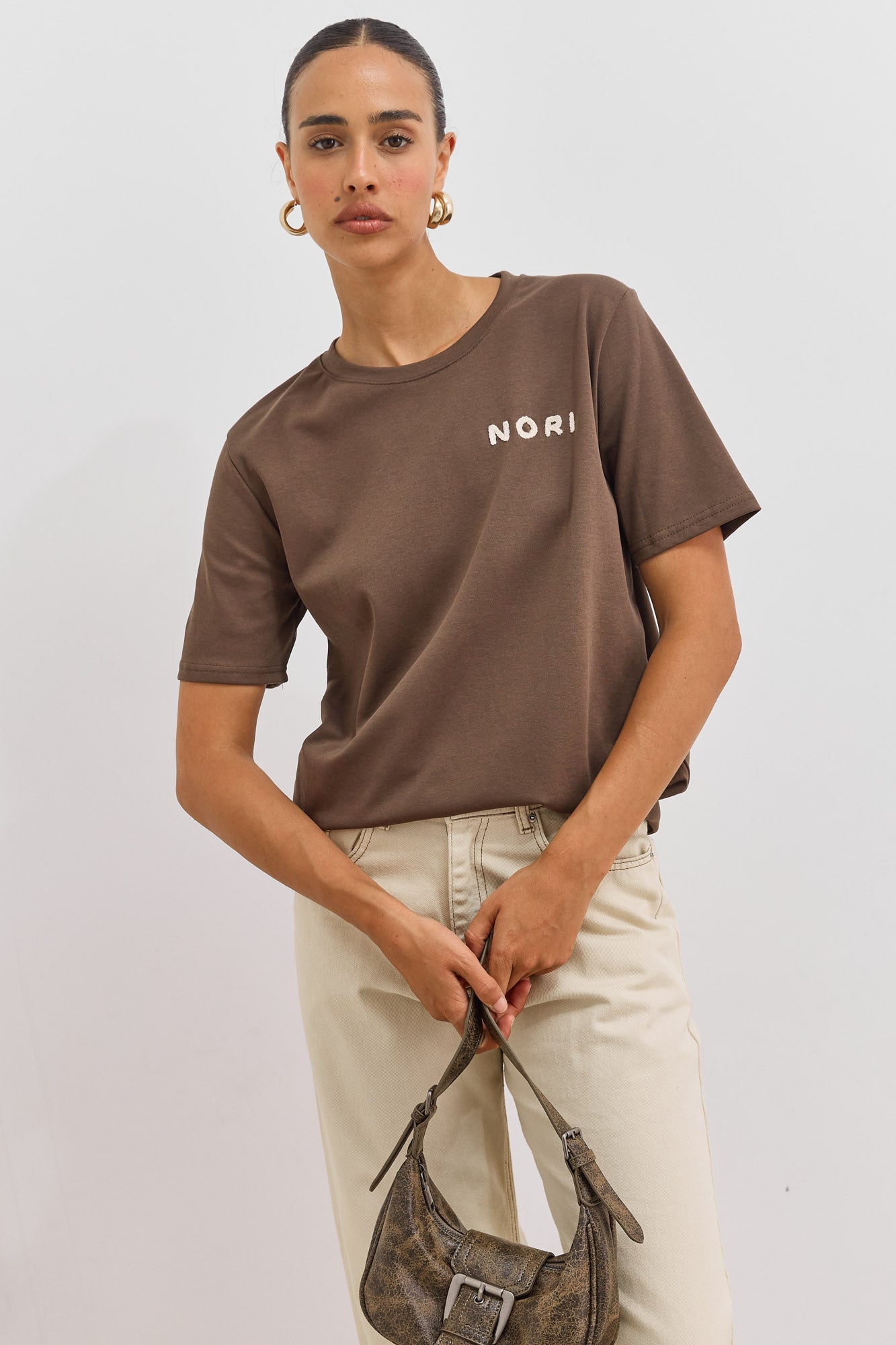 טי שירט לייני עם רקמה | חום