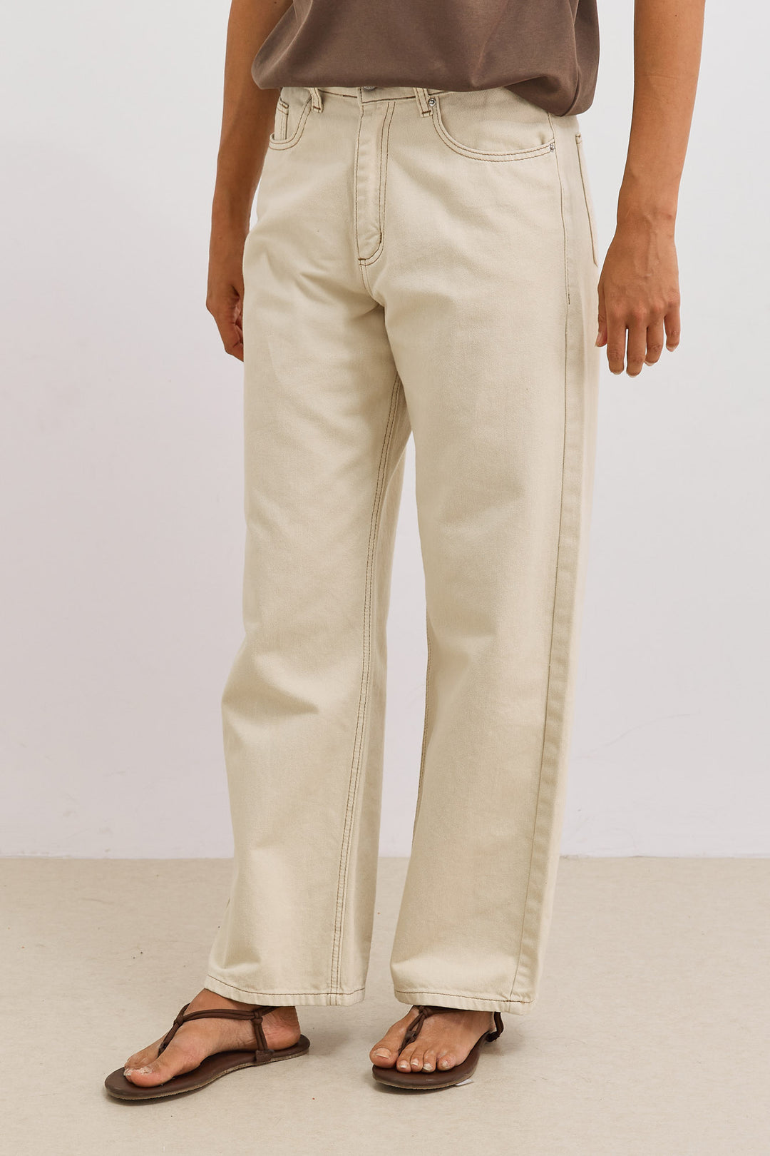 מכנסי דנים בויפרנד נינה בשילוב רקמת לוגו | קרם