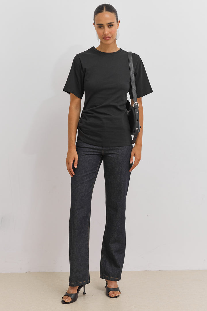 חולצת מונה כיווצים במותן | שחור