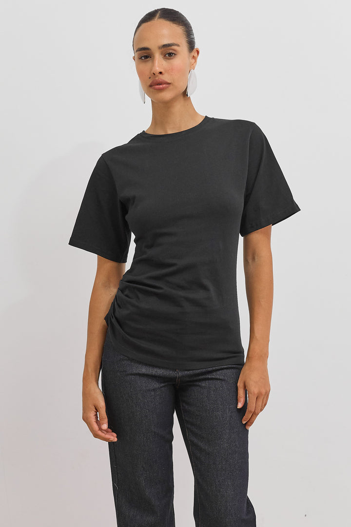 חולצת מונה כיווצים במותן | שחור