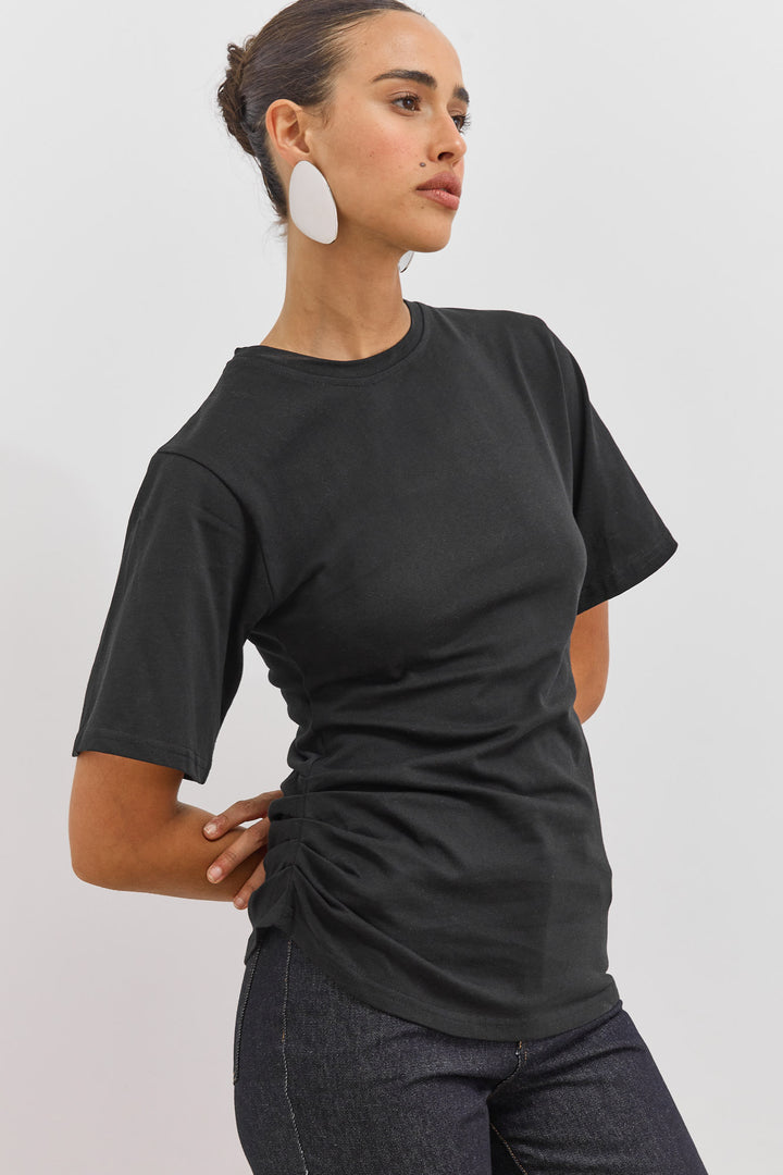 חולצת מונה כיווצים במותן | שחור