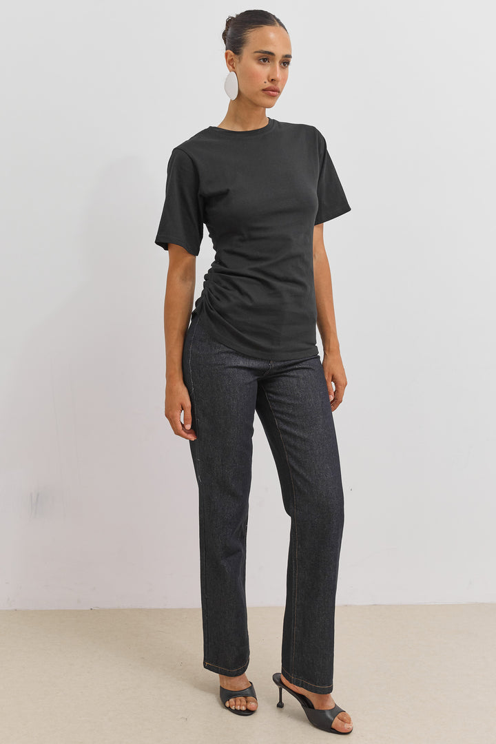 חולצת מונה כיווצים במותן | שחור