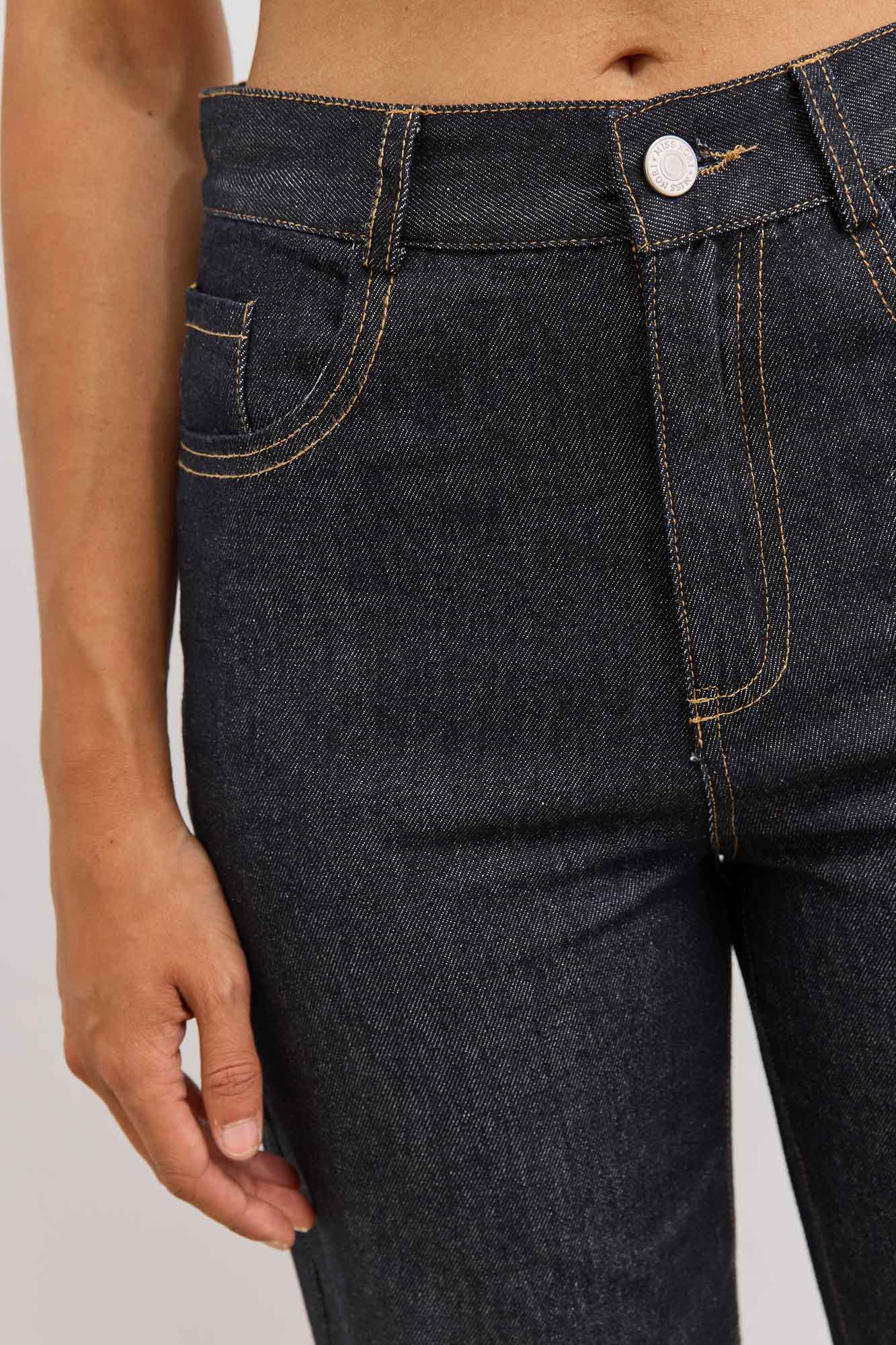 מכנסי ג'ינס בראד תיפורים בולטים | ג'ינס כהה