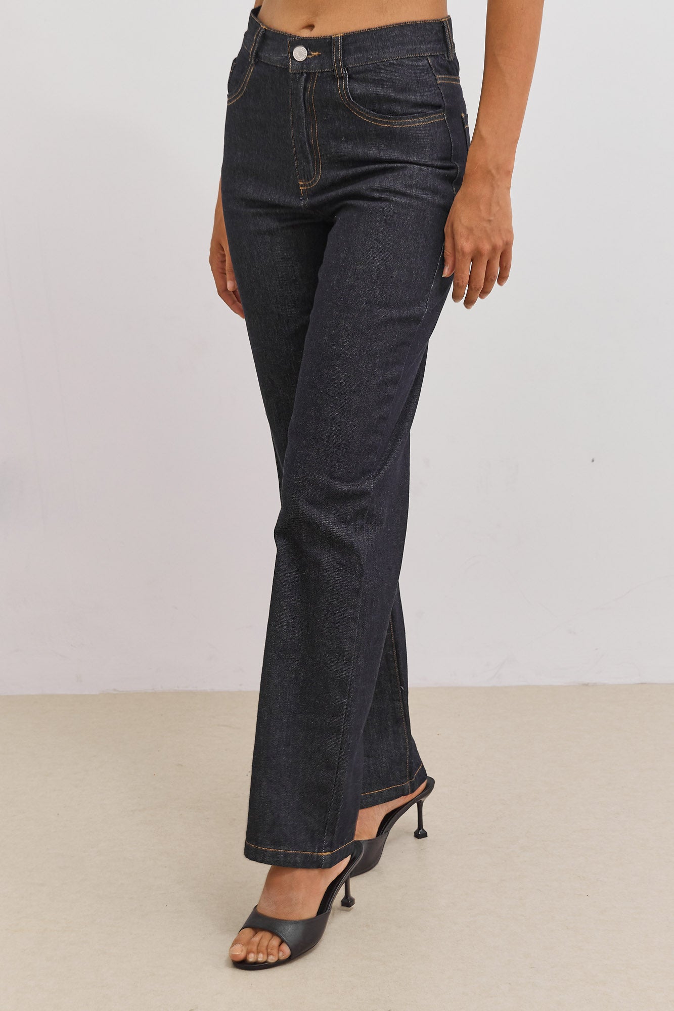 מכנסי ג'ינס בראד תיפורים בולטים | ג'ינס כהה