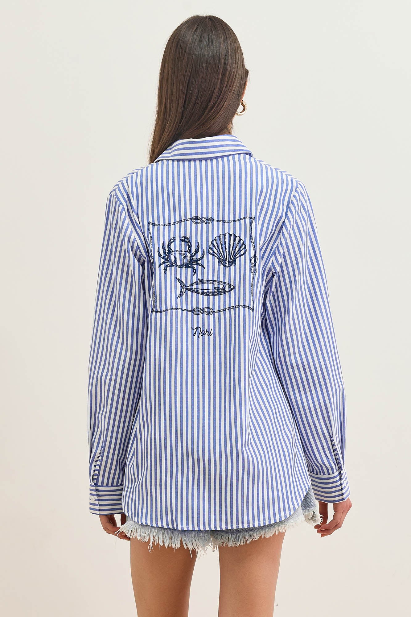 מכופתרת ריצ'י סטרייפס רקמה בגב | כחול/לבן