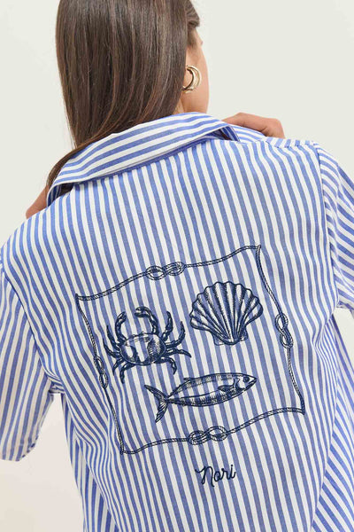 מכופתרת ריצ'י סטרייפס רקמה בגב | כחול/לבן