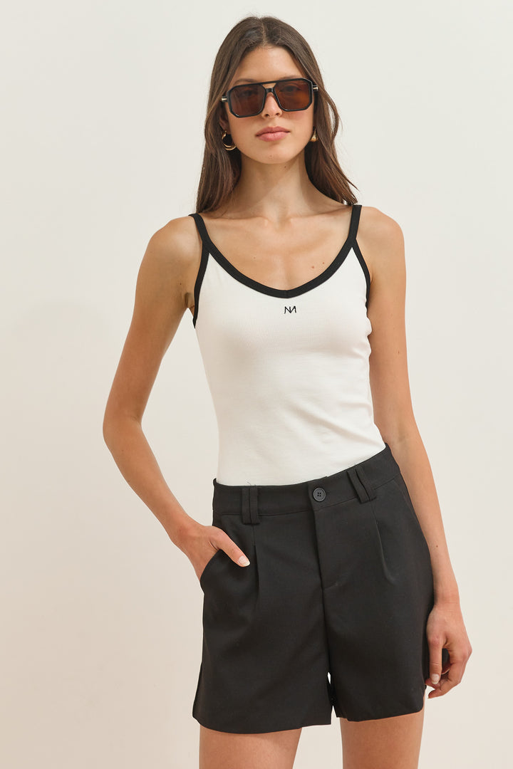 מכנסיים קצרים גרייס גזרה מחויטת | שחור