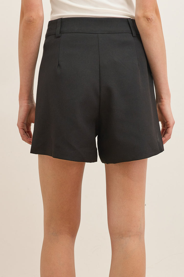 מכנסיים קצרים גרייס גזרה מחויטת | שחור