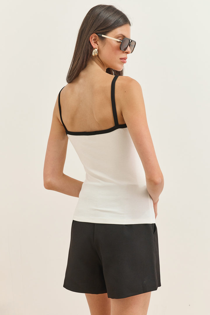 גופיית בייסיק קוקו רקמת לוגו | לבן