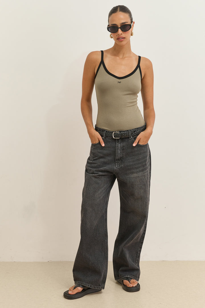 גופיית בייסיק קוקו רקמת לוגו | ירוק זית