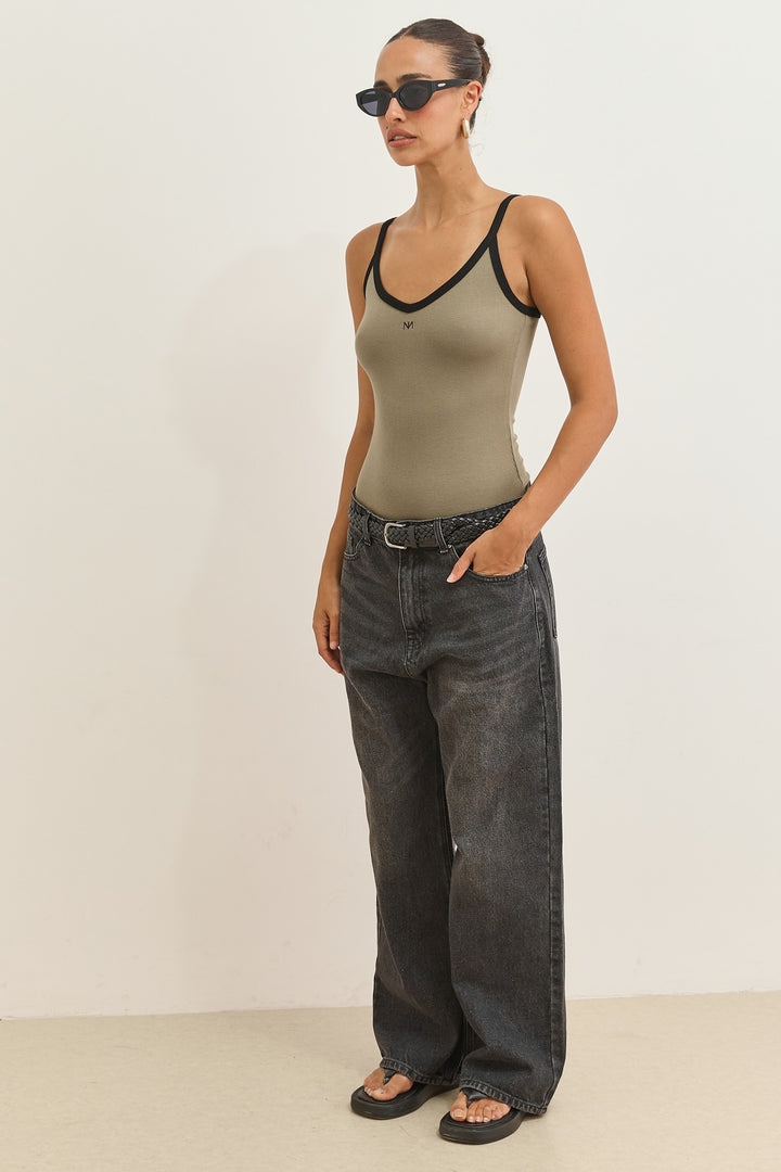 גופיית בייסיק קוקו רקמת לוגו | ירוק זית