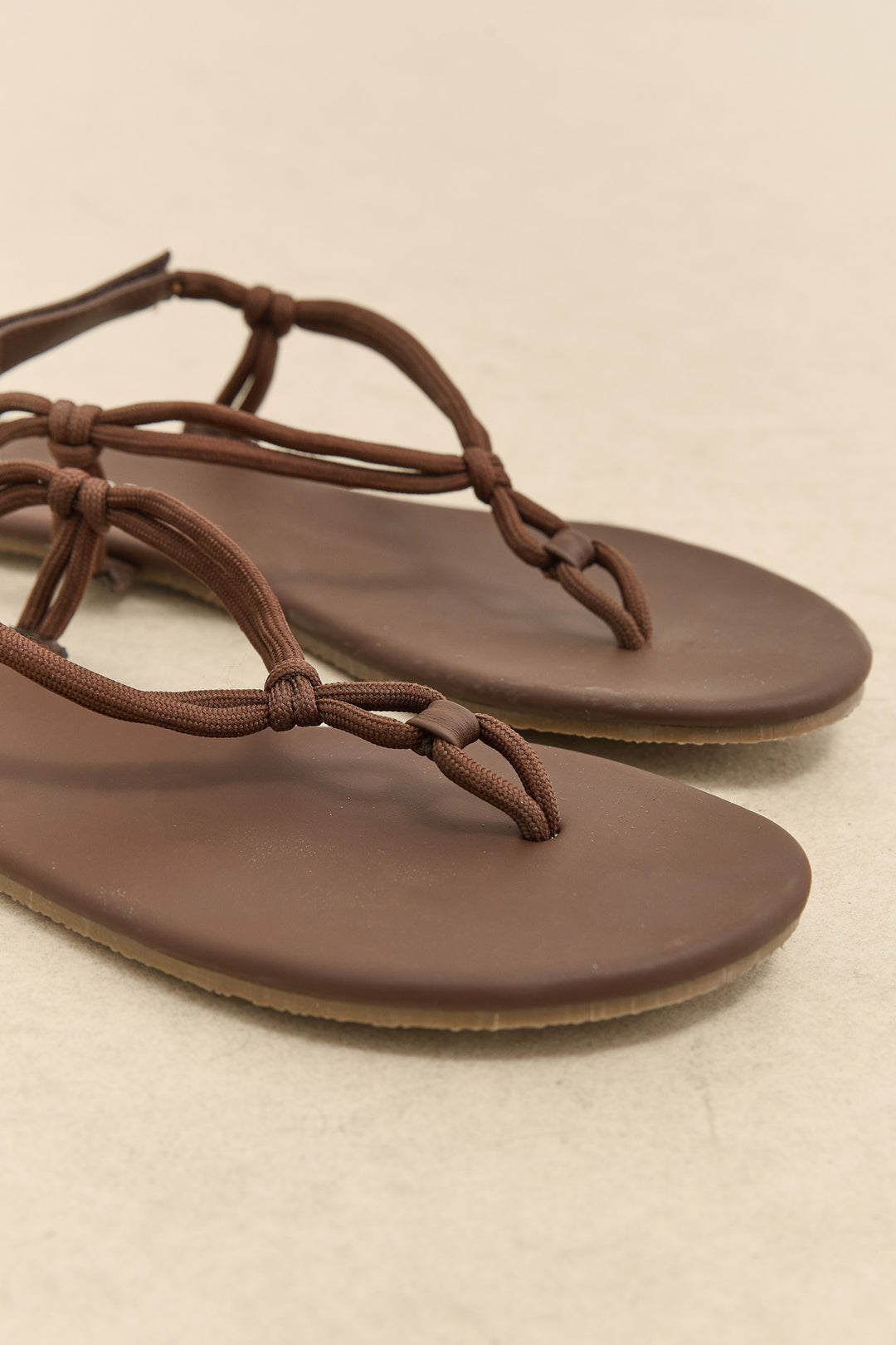 סנדלי אצבע מיורקה סגירת סקוץ' | חום כהה