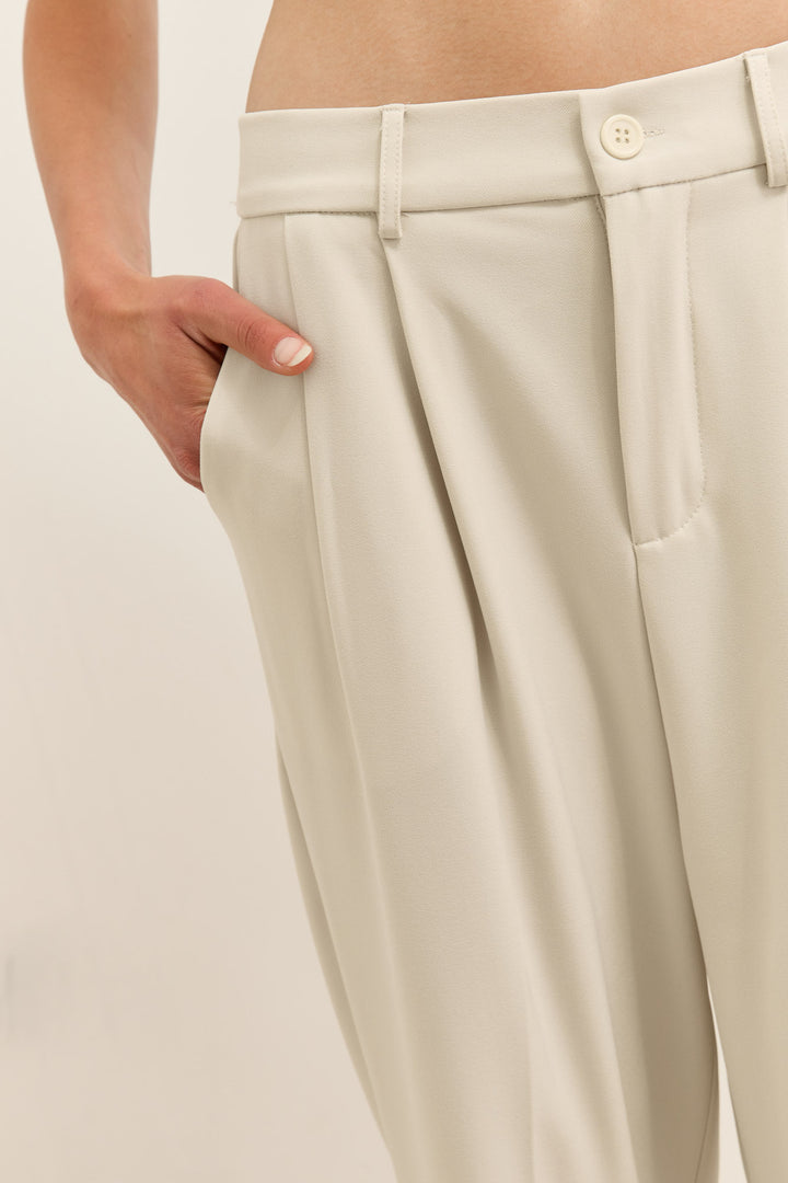 מכנסי טובי גזרה מחויטת | בז'