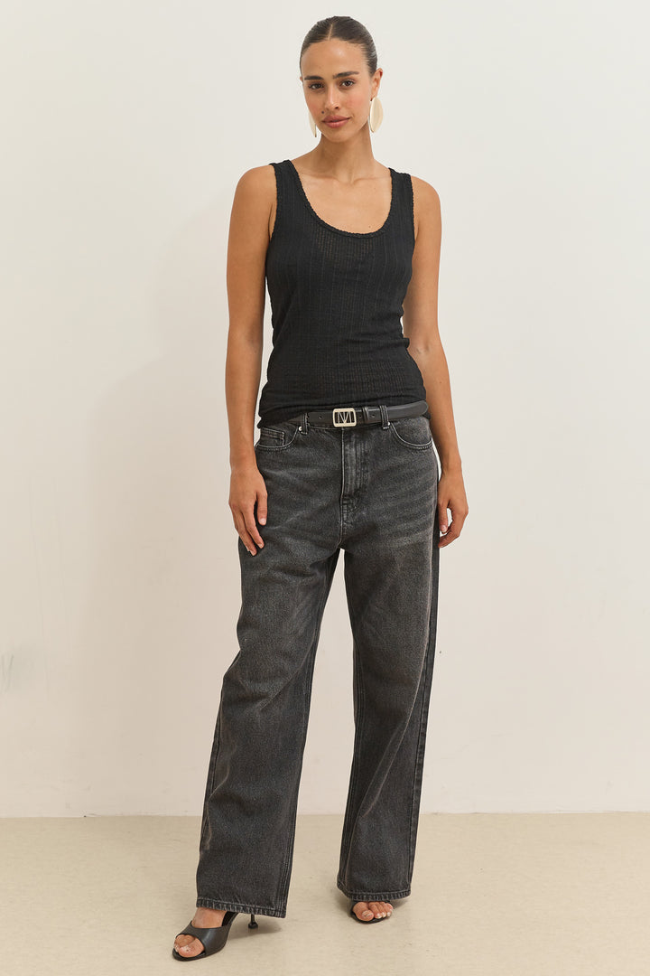 גופיית סאשה שקפקפה טקסטורת פסים | שחור