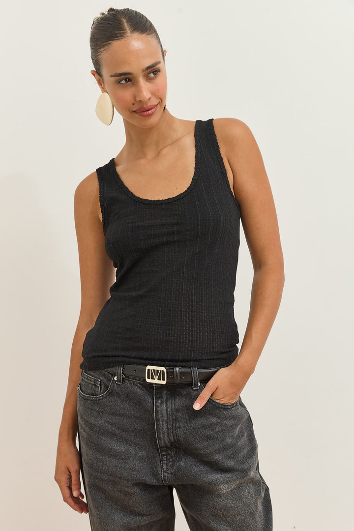 גופיית סאשה שקפקפה טקסטורת פסים | שחור