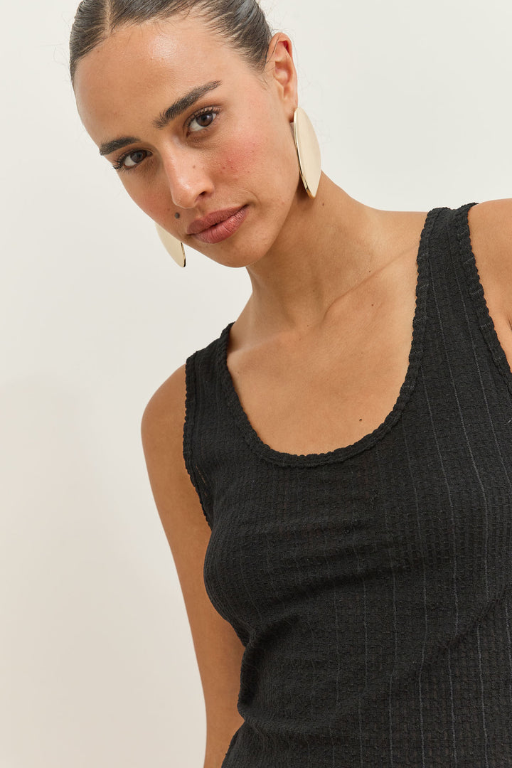 גופיית סאשה שקפקפה טקסטורת פסים | שחור