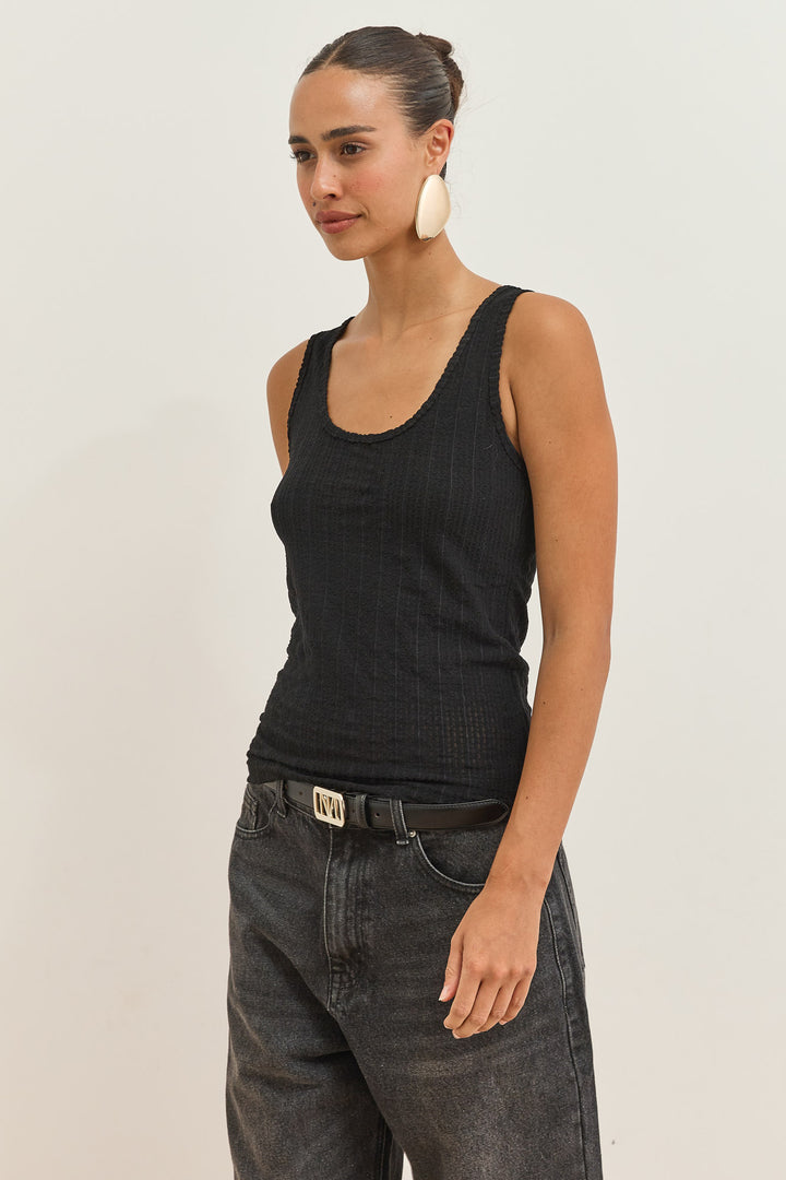 גופיית סאשה שקפקפה טקסטורת פסים | שחור