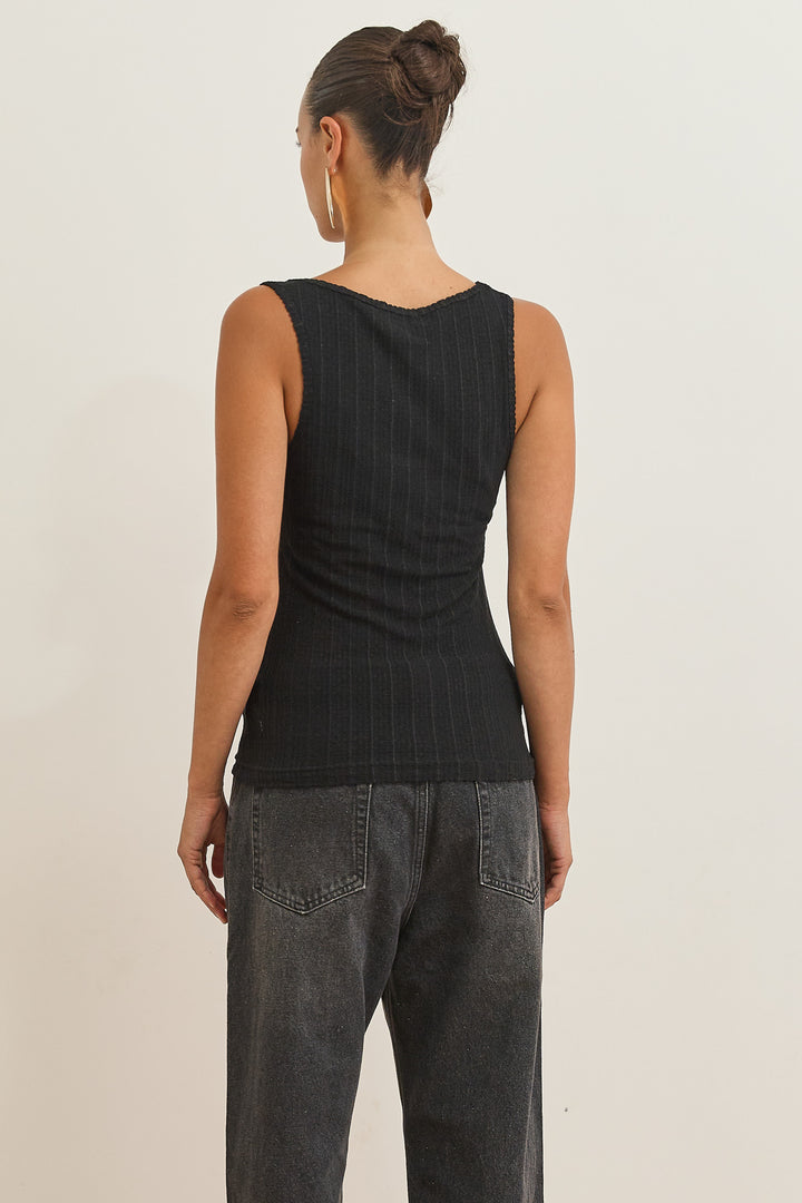 גופיית סאשה שקפקפה טקסטורת פסים | שחור