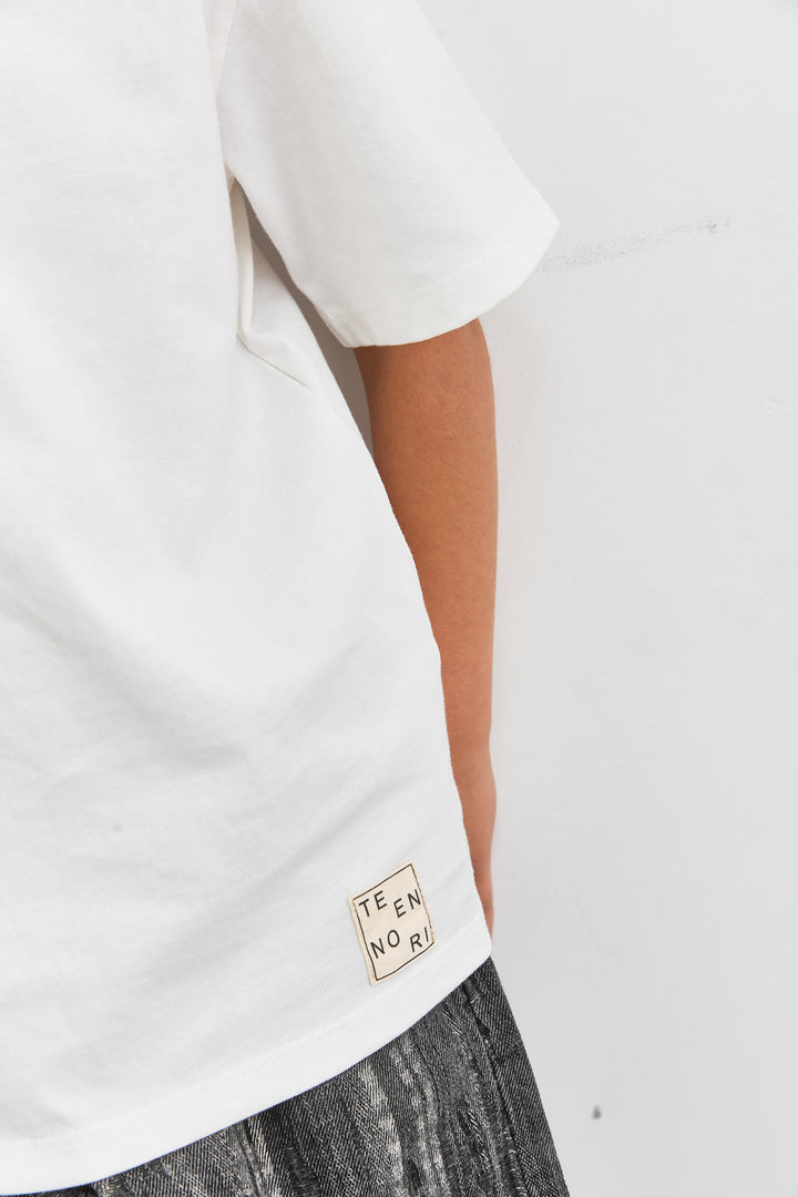טי שירט אוברסייז בשילוב פאץ' | לבן