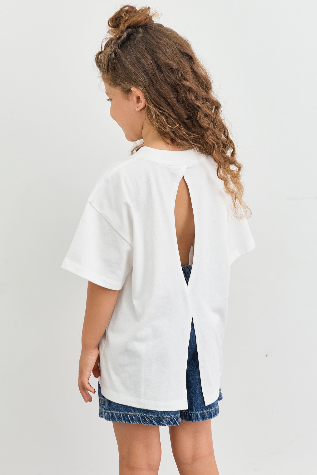 טי שירט אוברסייז עם הדפס ומפתח בגב | לבן