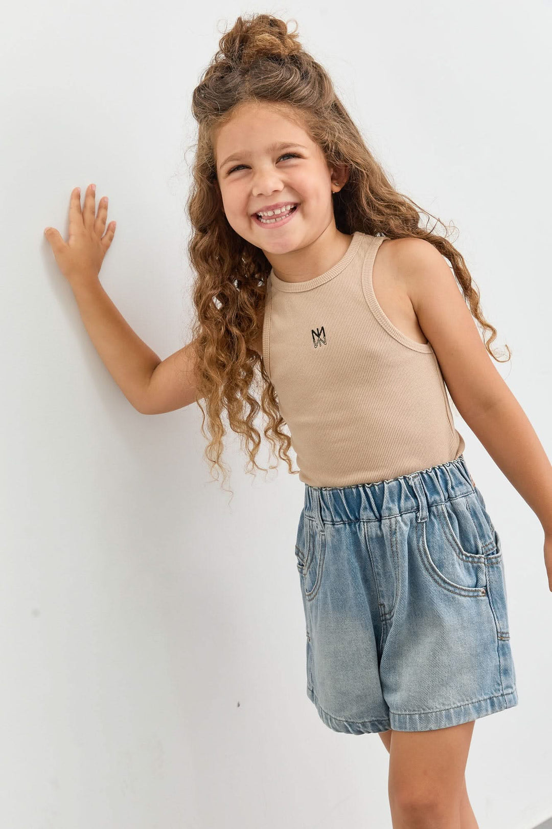 גופיית ריב רייסר רקמת לוגו | בז'