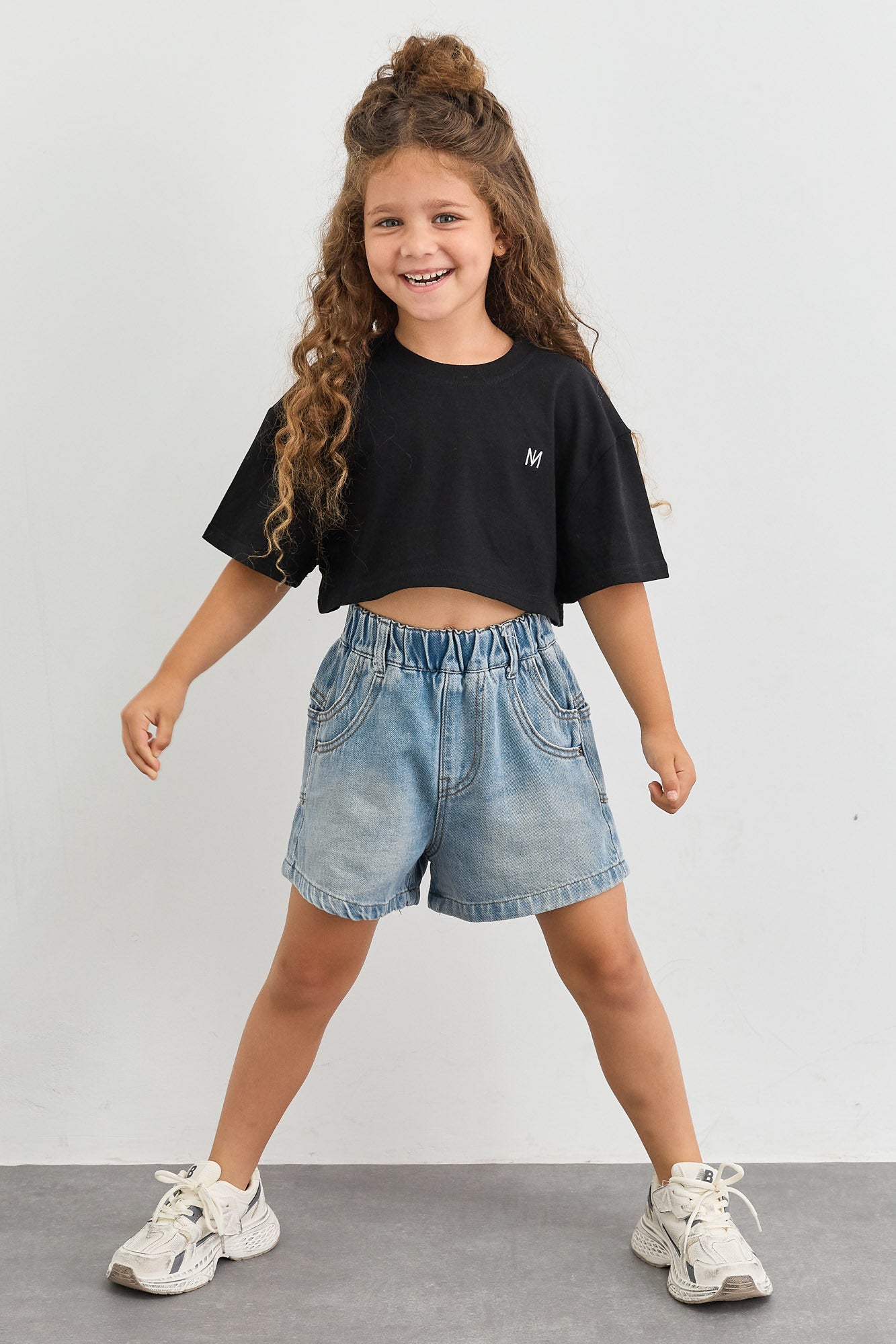 טי שירט אוברסייז בגזרת קרופ עם לוגו | שחור