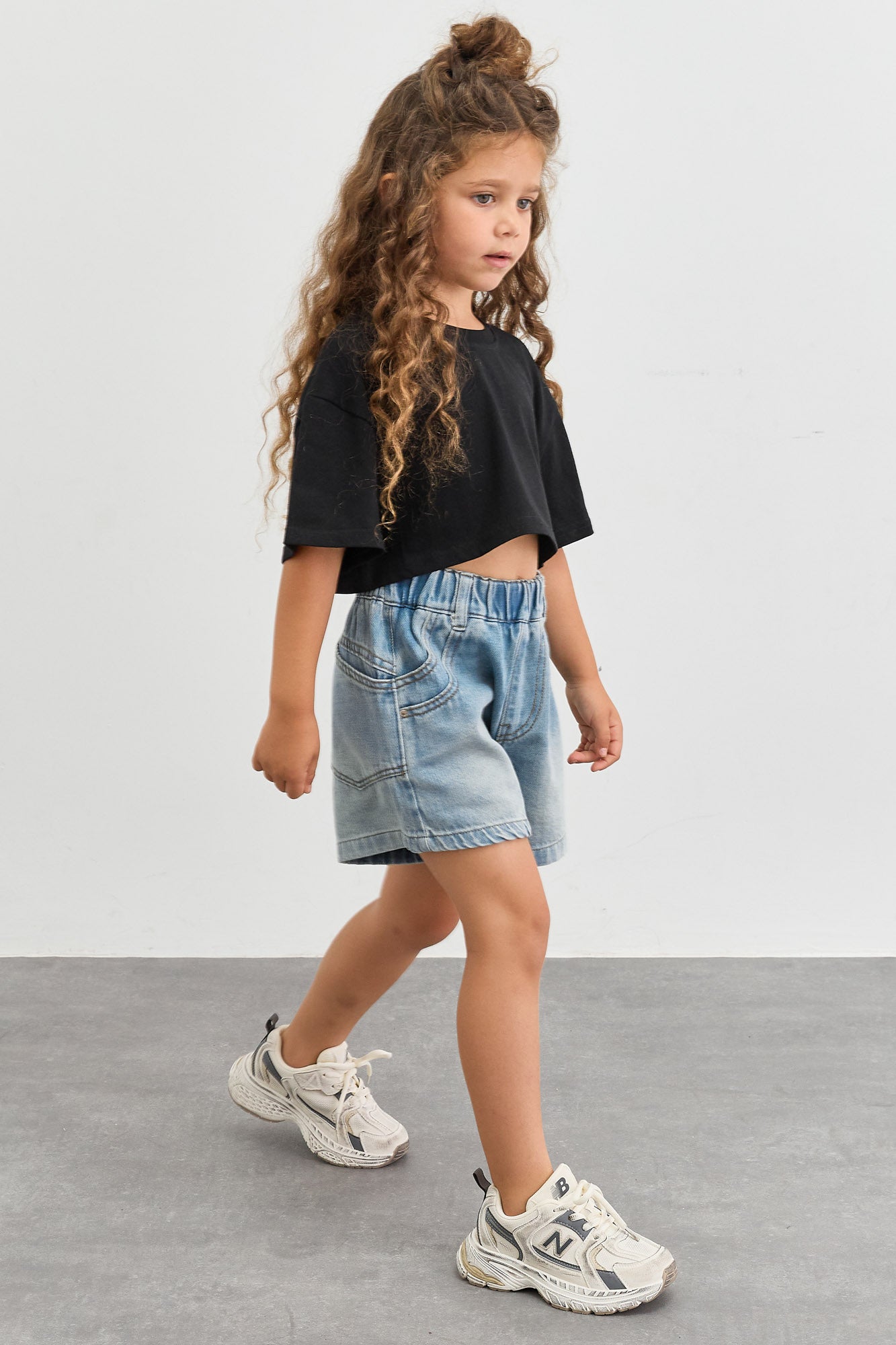 טי שירט אוברסייז בגזרת קרופ עם לוגו | שחור