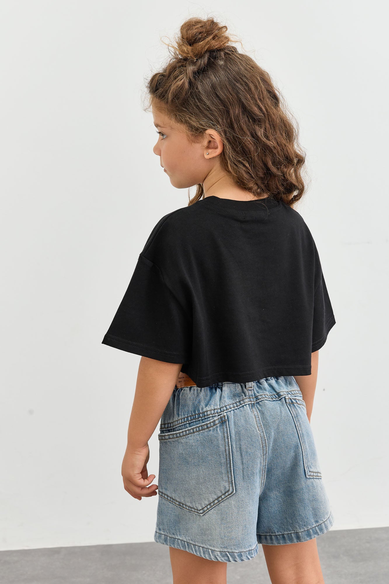 טי שירט אוברסייז בגזרת קרופ עם לוגו | שחור