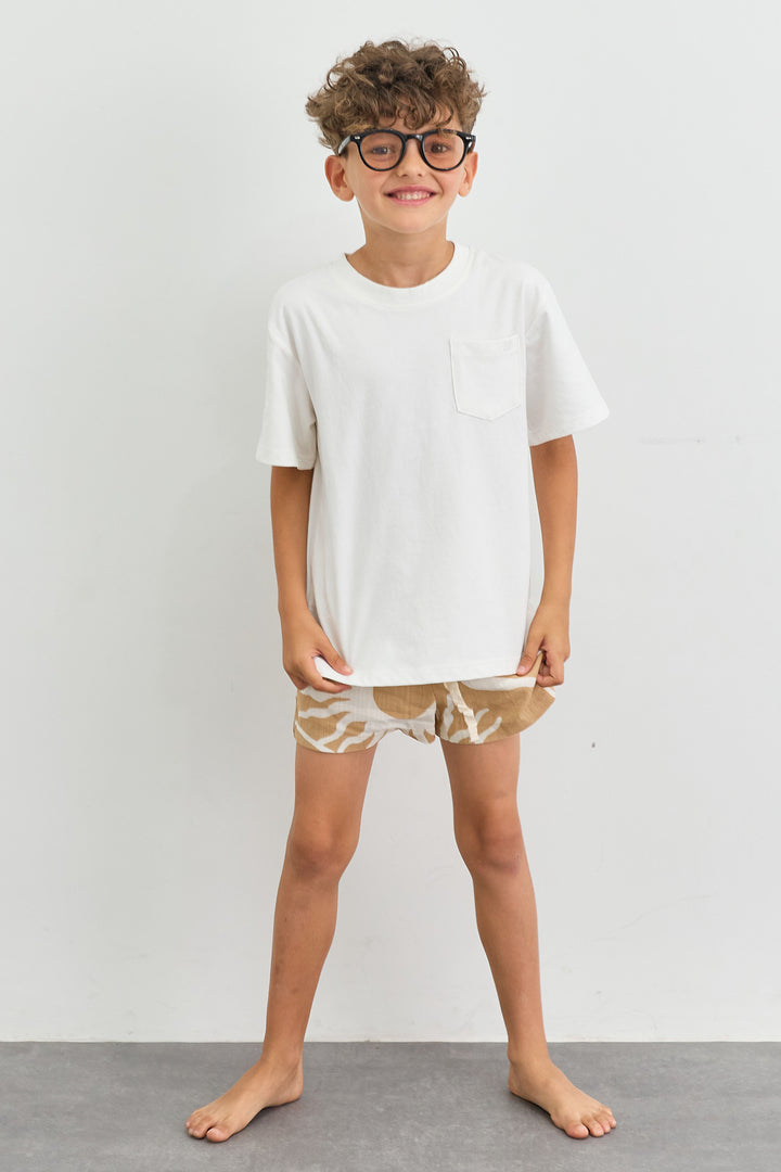 טי שירט בגזרת אוברסייז ורקמת לוגו | לבן